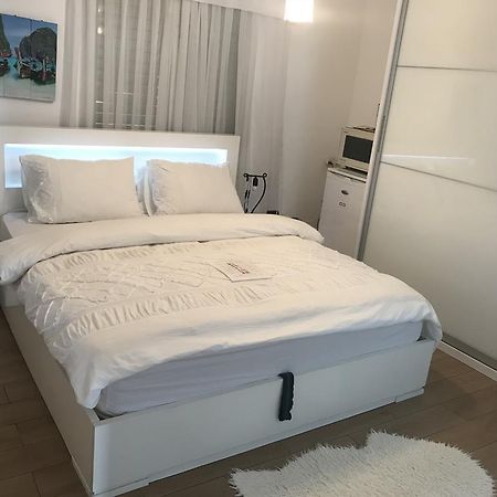 Appartamento Charming Unit With Pool And Great Amenities Rishon Leziyyon Esterno foto