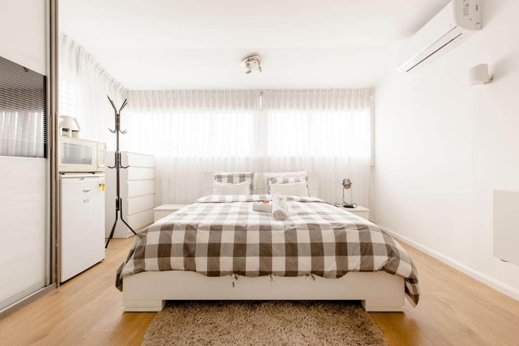 Appartamento Charming Unit With Pool And Great Amenities Rishon Leziyyon Esterno foto