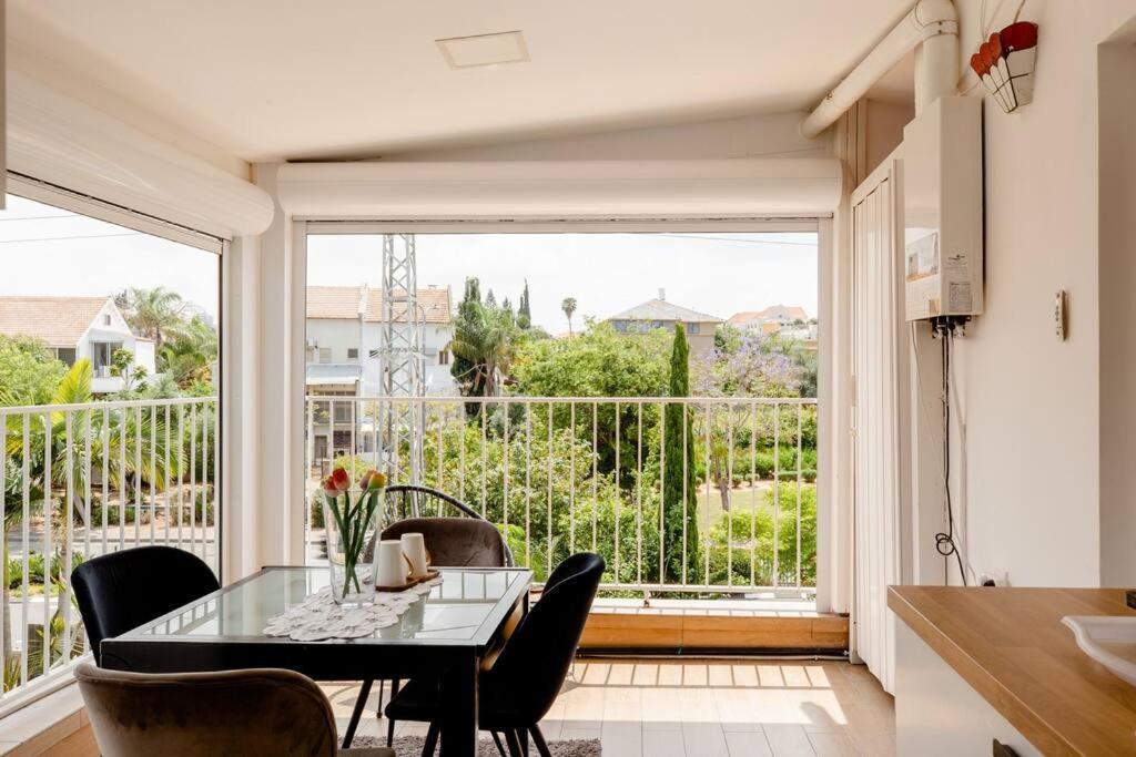 Appartamento Charming Unit With Pool And Great Amenities Rishon Leziyyon Esterno foto