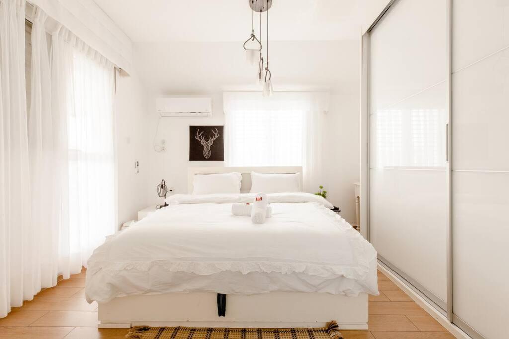 Appartamento Charming Unit With Pool And Great Amenities Rishon Leziyyon Esterno foto