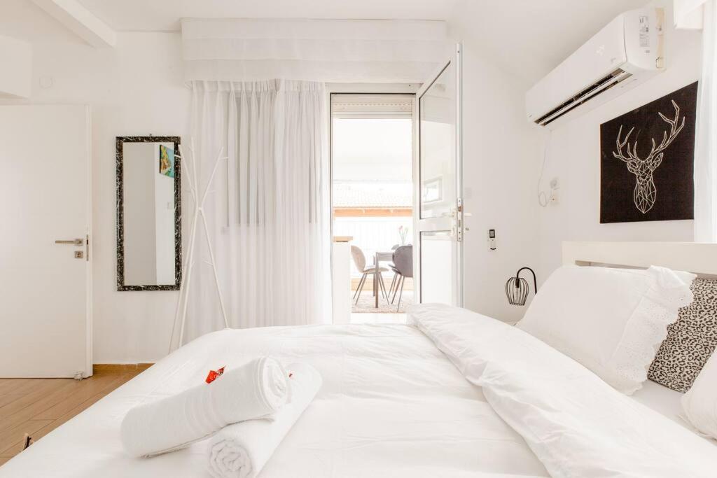 Appartamento Charming Unit With Pool And Great Amenities Rishon Leziyyon Esterno foto