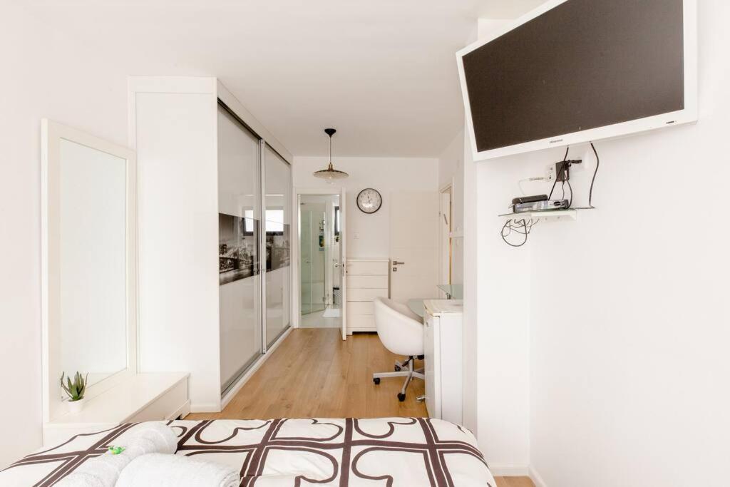 Appartamento Charming Unit With Pool And Great Amenities Rishon Leziyyon Esterno foto