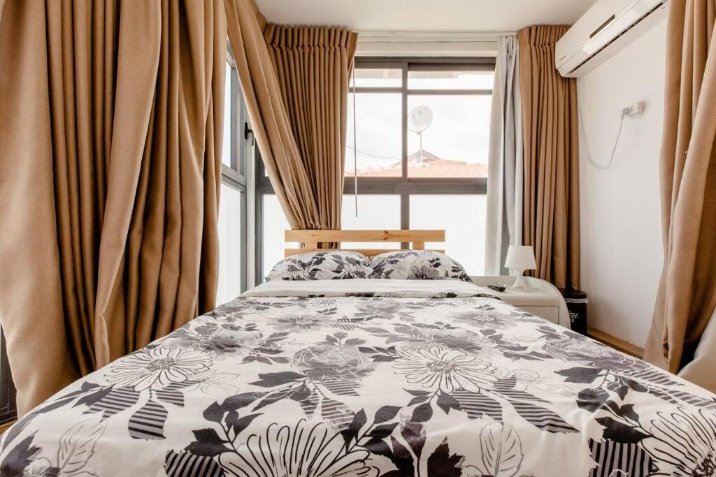 Appartamento Charming Unit With Pool And Great Amenities Rishon Leziyyon Esterno foto
