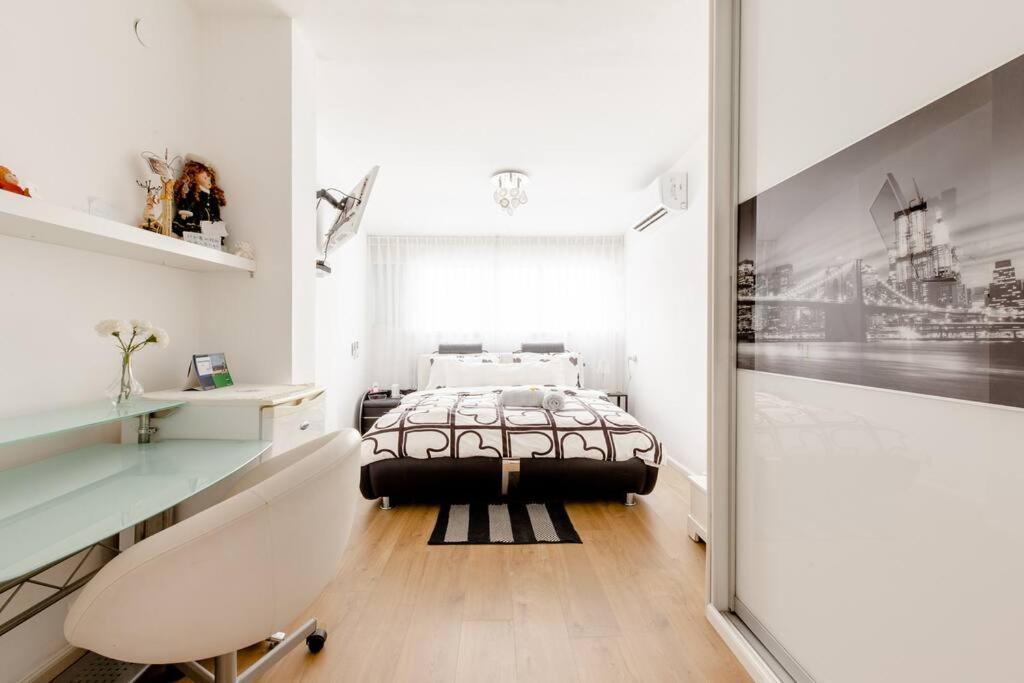 Appartamento Charming Unit With Pool And Great Amenities Rishon Leziyyon Esterno foto