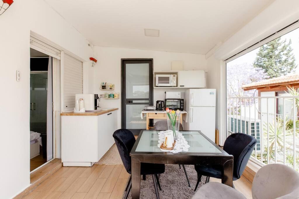 Appartamento Charming Unit With Pool And Great Amenities Rishon Leziyyon Esterno foto