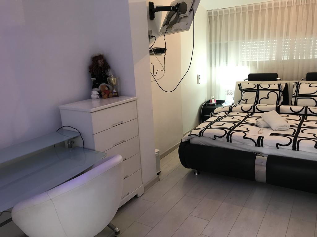 Appartamento Charming Unit With Pool And Great Amenities Rishon Leziyyon Esterno foto