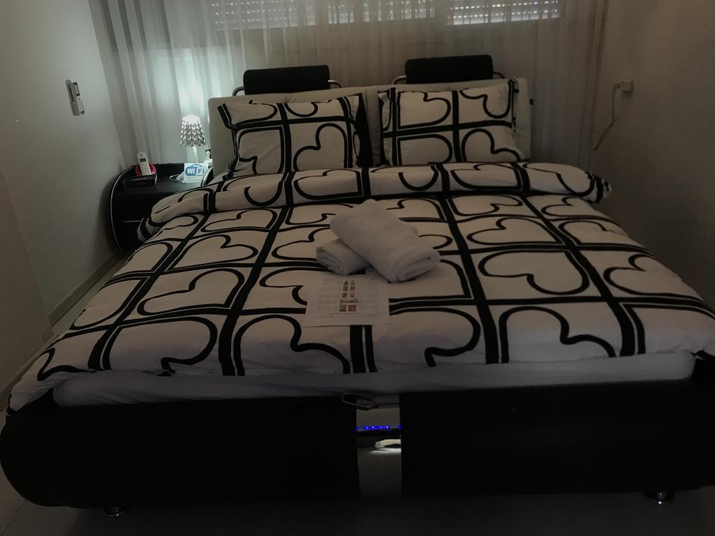 Appartamento Charming Unit With Pool And Great Amenities Rishon Leziyyon Esterno foto