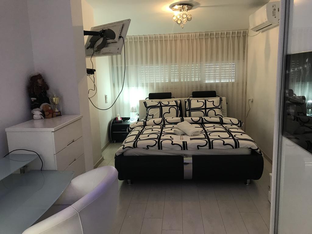 Appartamento Charming Unit With Pool And Great Amenities Rishon Leziyyon Esterno foto
