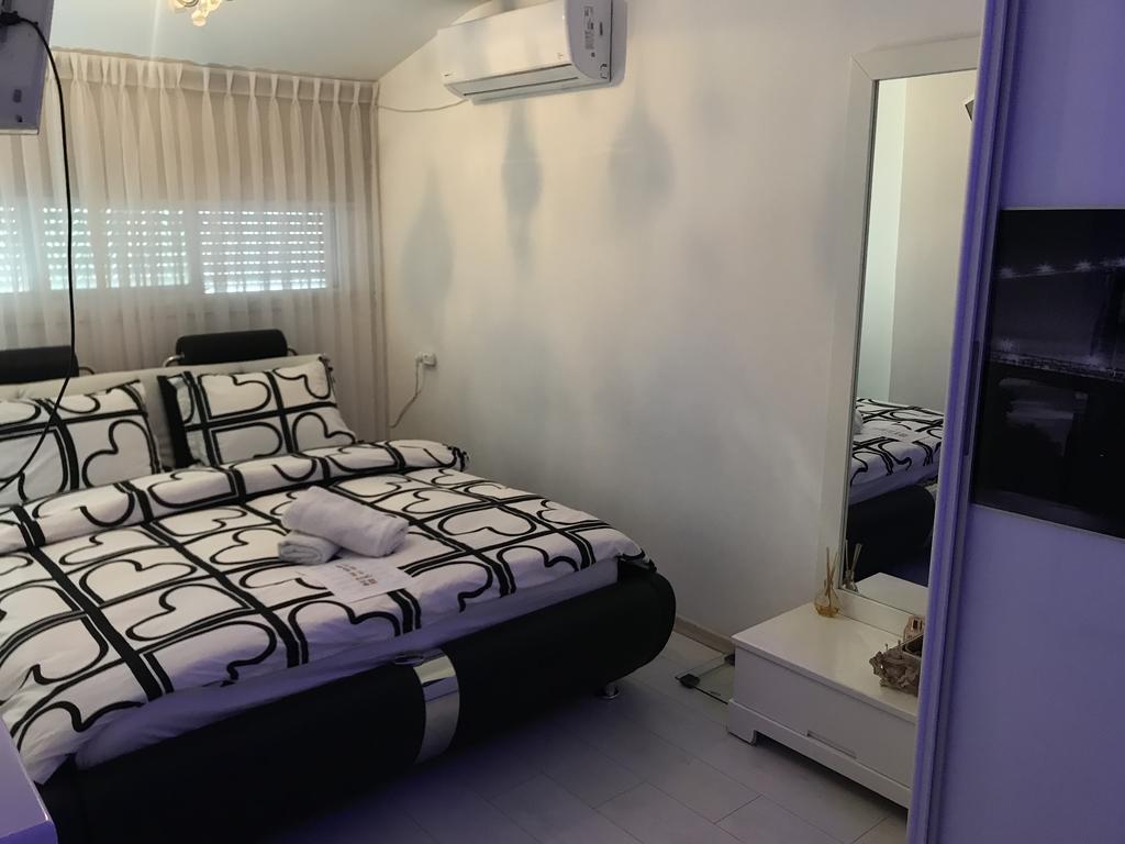 Appartamento Charming Unit With Pool And Great Amenities Rishon Leziyyon Esterno foto